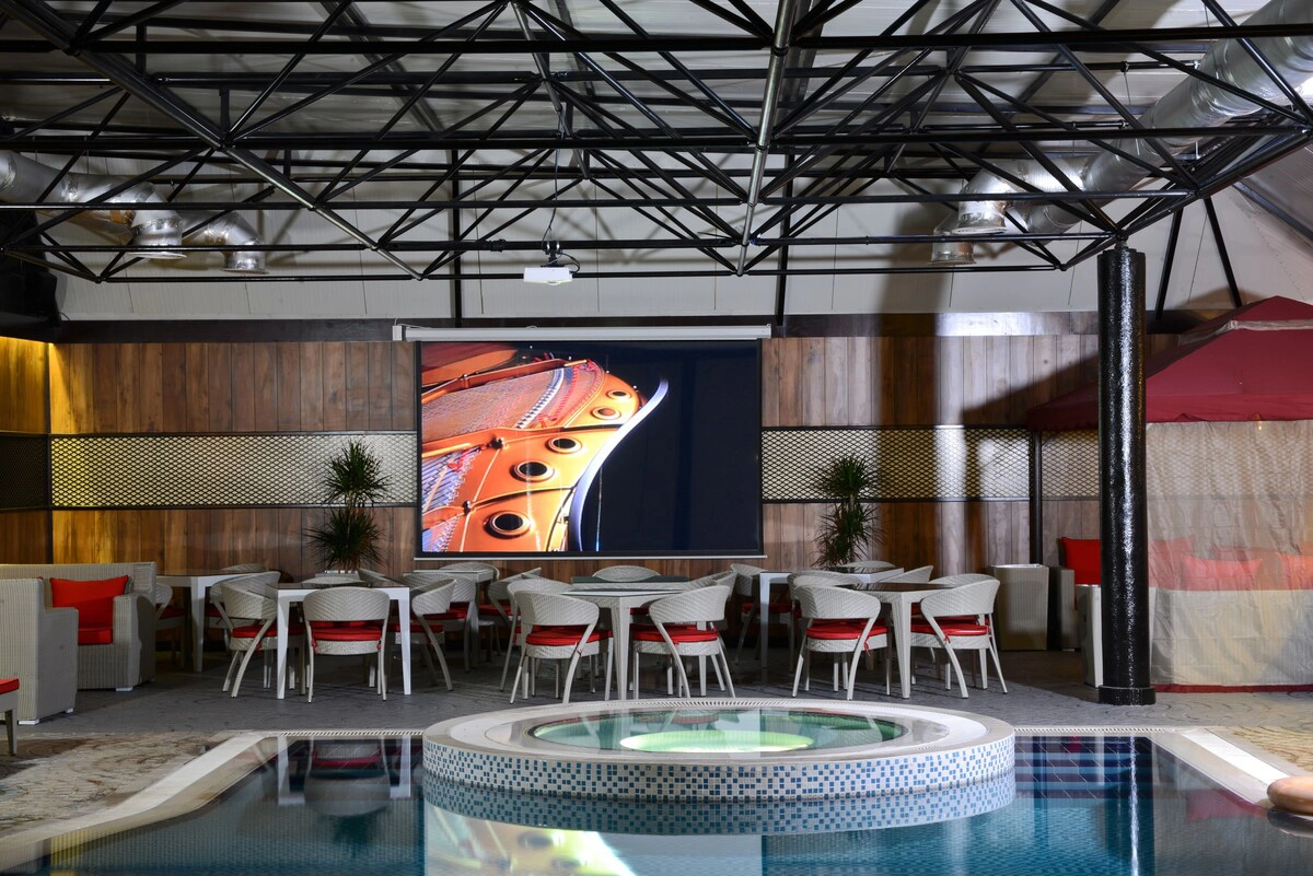 استخر هتل سان اند سندز دبی